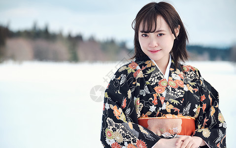 日本人美女女生站立在雪的和服妇女图片