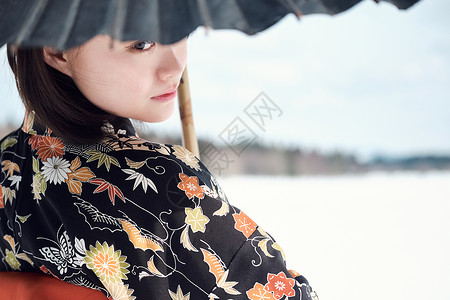 人类青春日本人站立在雪的和服妇女图片