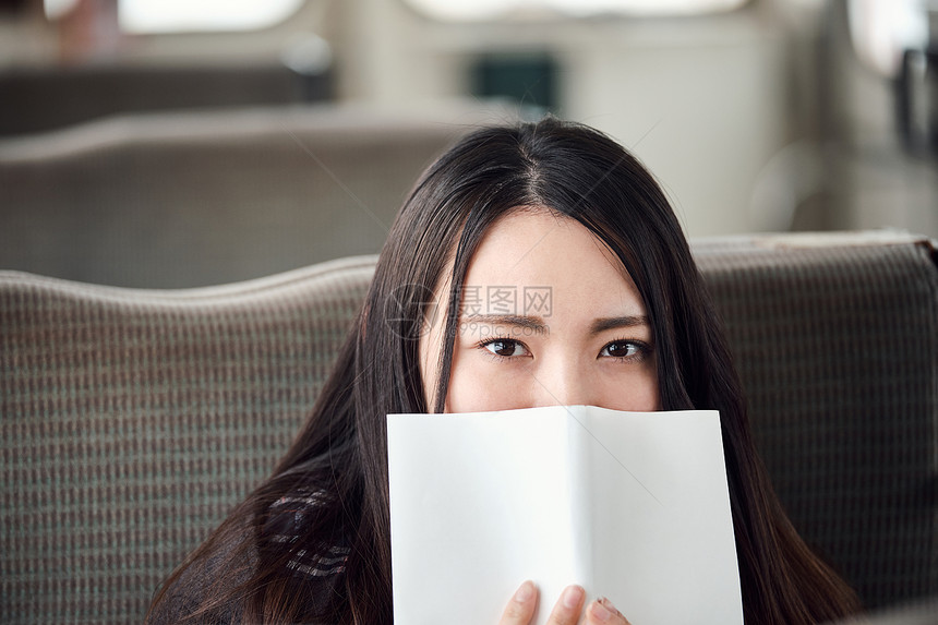 校服女注视镜头采取火车的高中女孩图片