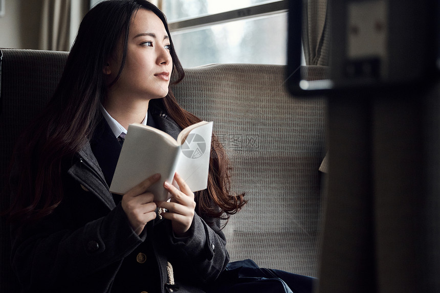 风景农村座席采取火车的高中女孩图片