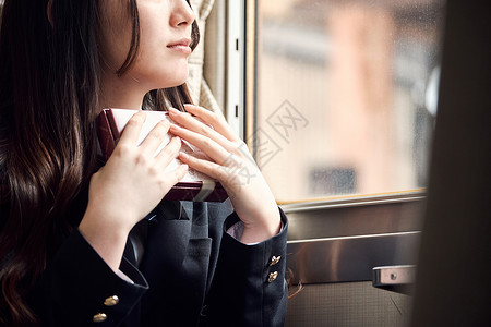 亚洲孤独的年轻采取火车的高中女孩图片