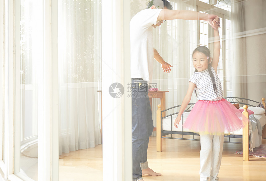 室内爸爸陪女儿玩跳芭蕾图片