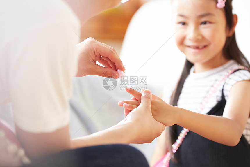 爸爸给女儿涂指甲油玩图片