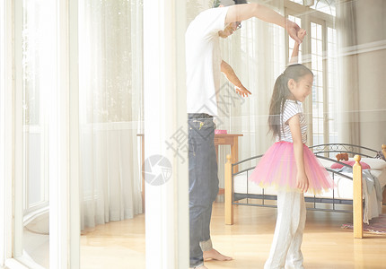 父亲和女儿一起跳舞图片