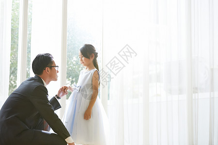 女儿和父亲穿着一件衣服图片