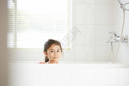 使用浴缸洗澡的小女孩图片