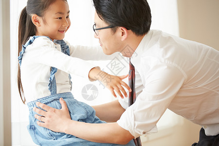 和父亲拥抱的小女孩图片