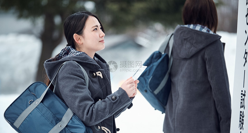 准备参加升学考试的女学生图片