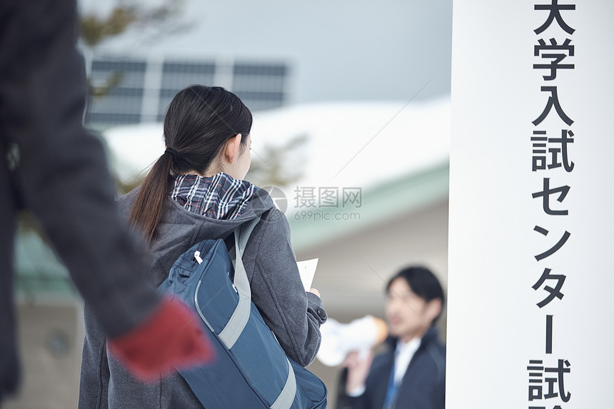 准备参加升学考试的女学生图片