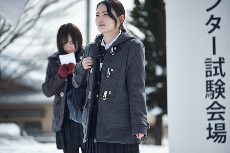 准备参加升学考试的女学生图片