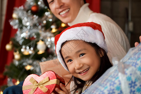 室内孩子家庭享受圣诞节图片