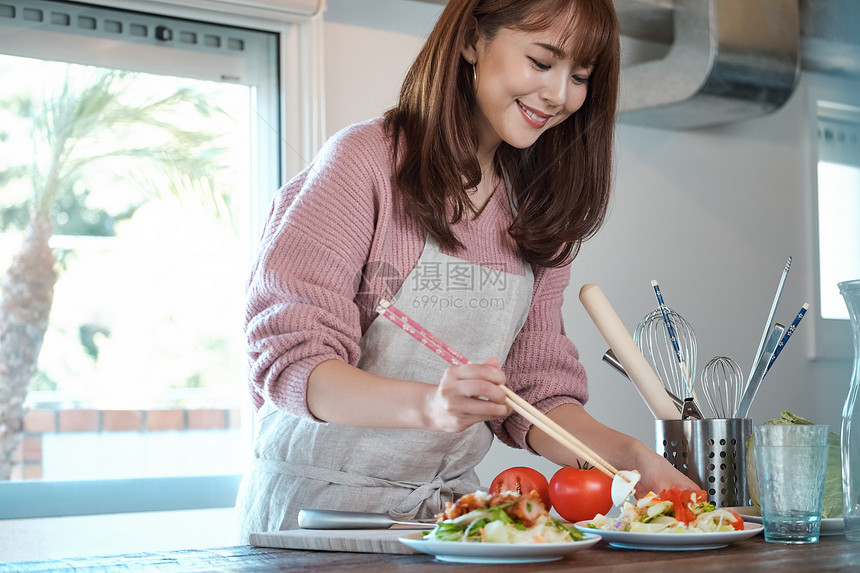 在厨房里烹饪的妇女图片