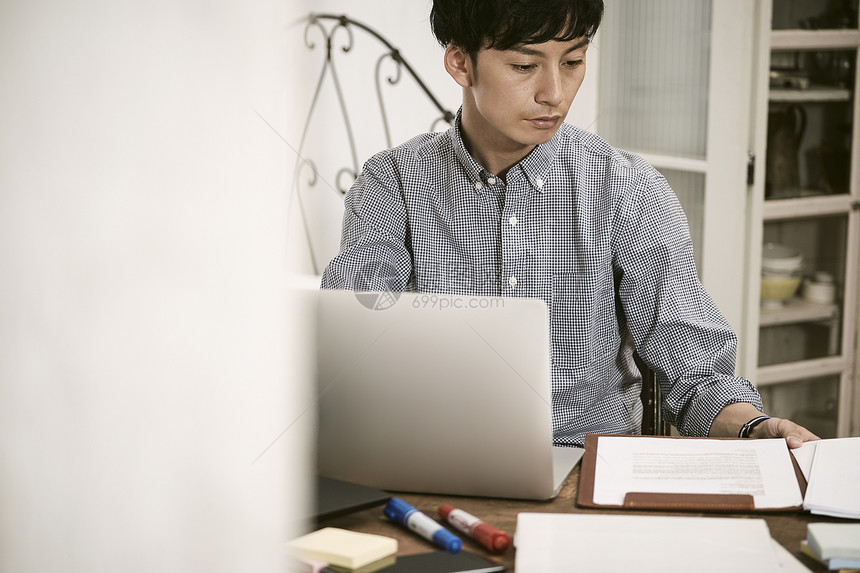 居家办公的青年男性图片