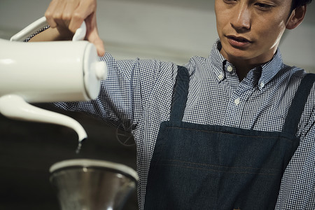 正在泡咖啡的男子图片