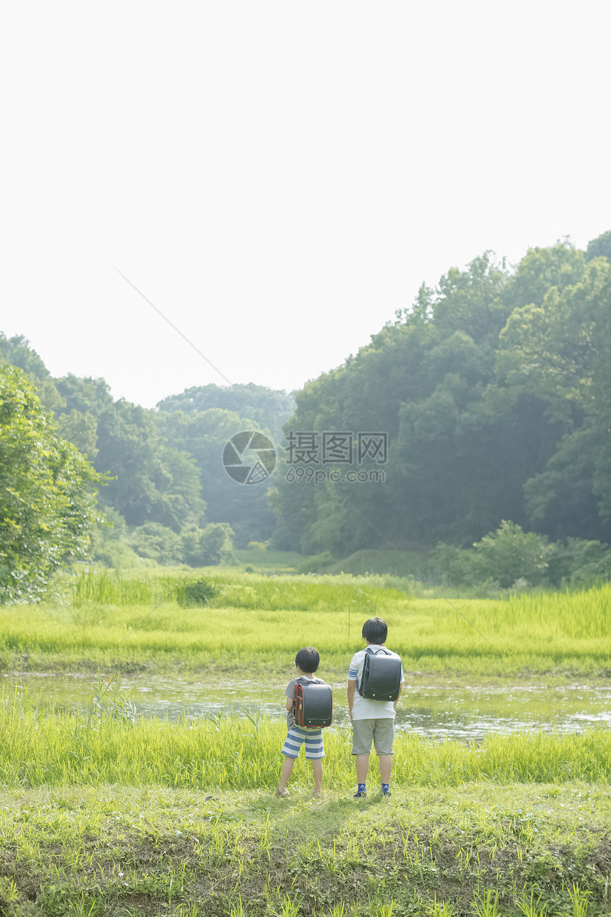 小男孩在乡间小路上走图片