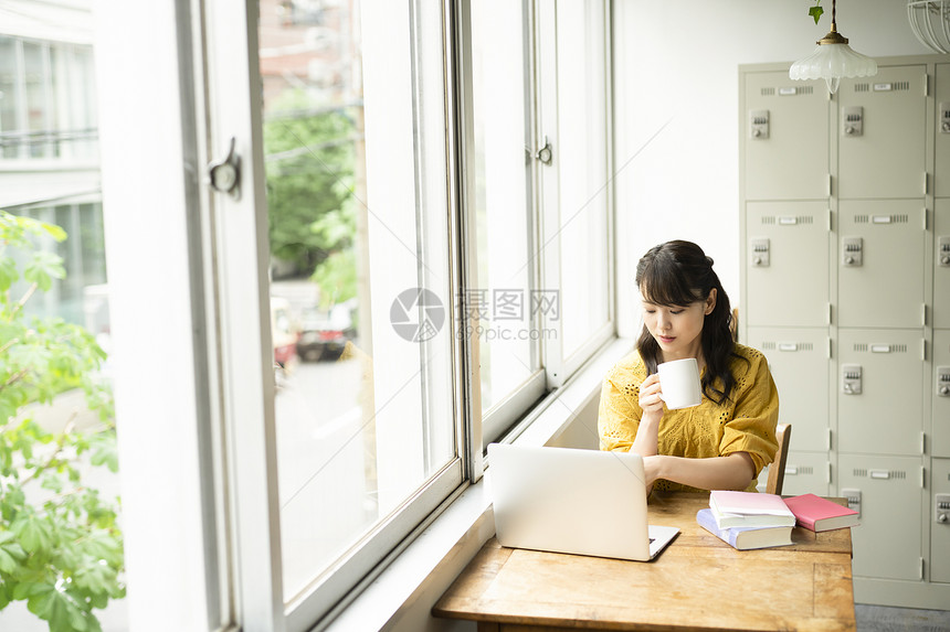 在咖啡馆学习的女孩图片