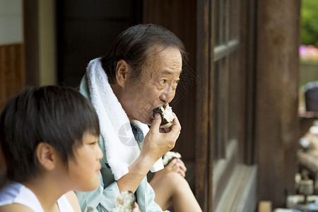 农村小孩爷爷和孙子吃饭团图片