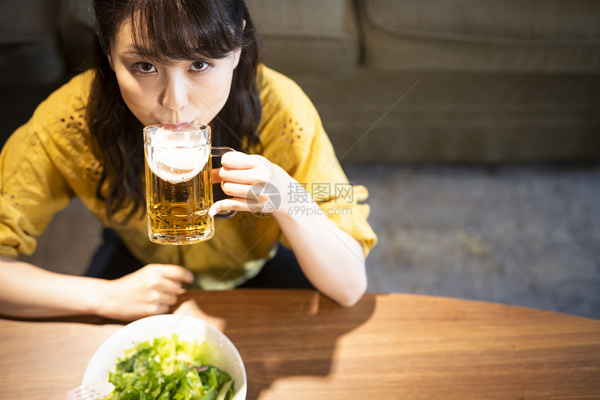 享受啤酒独自饮酒的女人图片