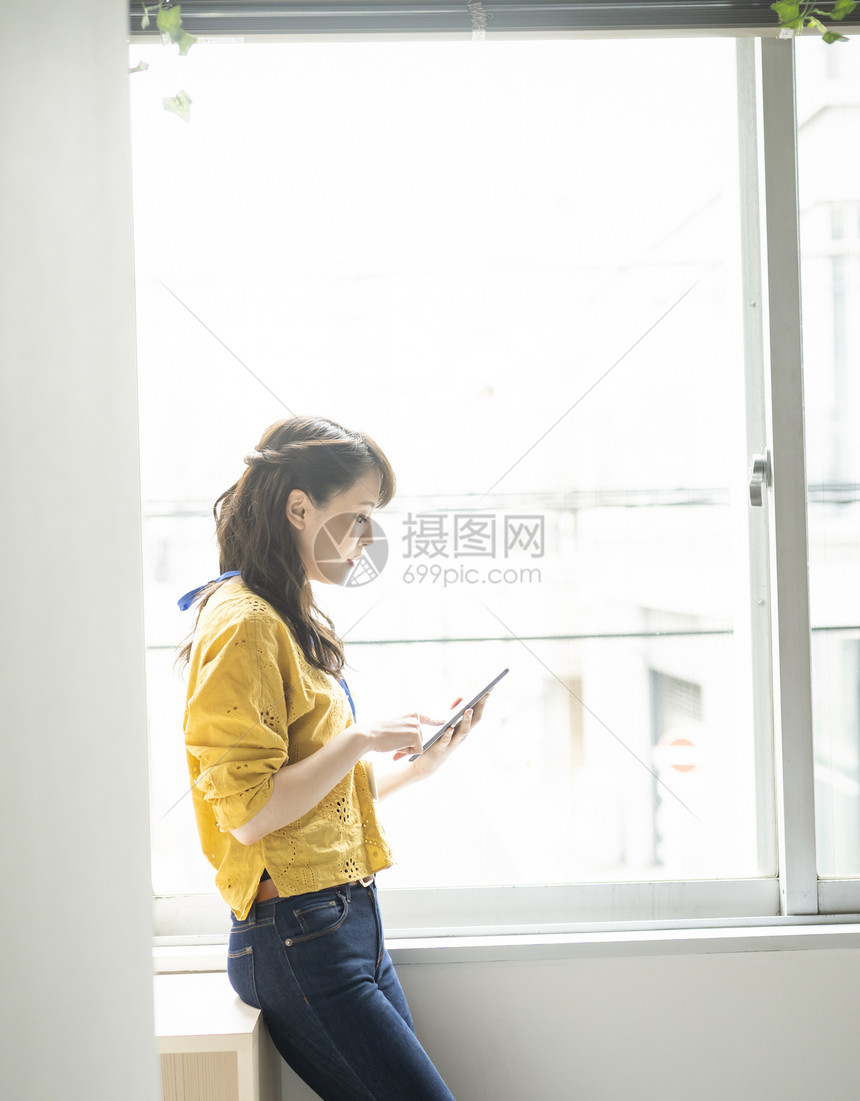 咖啡馆里休闲的女人图片