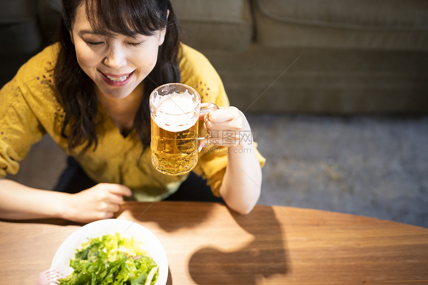 享受啤酒独自饮酒的女人图片