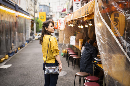 女孩假期独自旅游观光图片