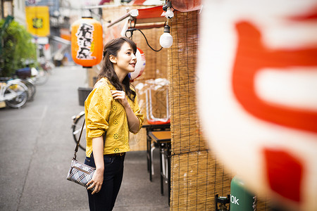 独自寻找饭店的旅行女人图片