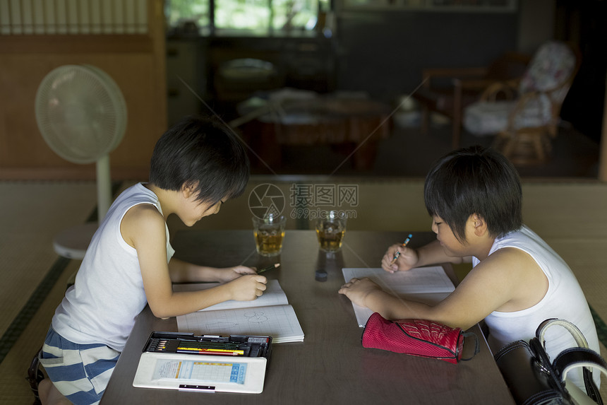 暑假做着家庭作业的男孩们图片