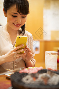 拍美食照片的女人图片