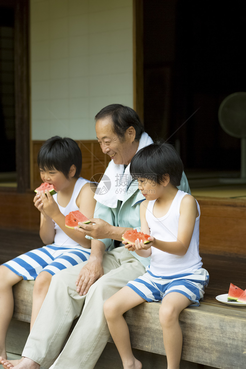 爷爷和孙子吃西瓜图片
