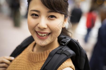 观光旅游的背包客女生图片