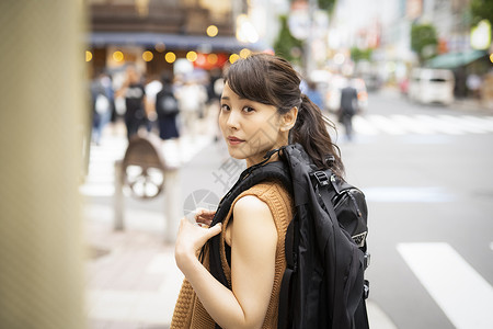 观光旅游背包客的女人图片