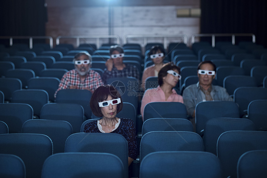 立体的坐着努力获取观众观看3d电影图片