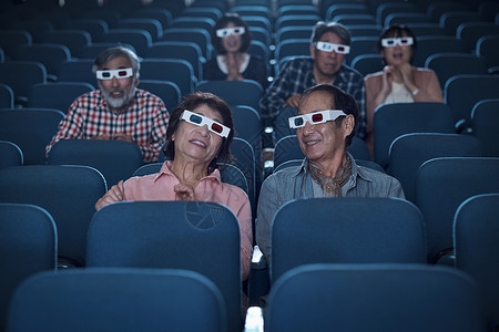 中年度假影院观众观看3d电影笑脸高清图片素材