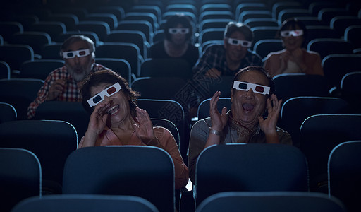 男人和女人高兴日本人观众观看3d电影笑声高清图片素材