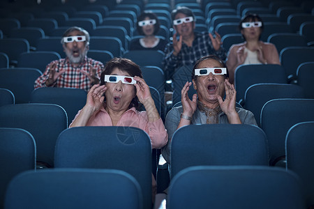工作日亚洲人玩观众观看3d电影室内高清图片素材