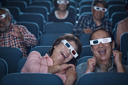 幸福三维空间的六人观众观看3d电影休息高清图片素材