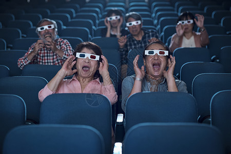 坐着乐在其中3d眼镜观众观看3d电影日本人高清图片素材