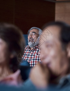 六十年代远足男观看电影的观众在电影院图片
