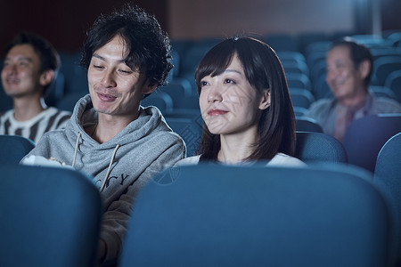 坐好朋友男观看电影的观众在电影院图片