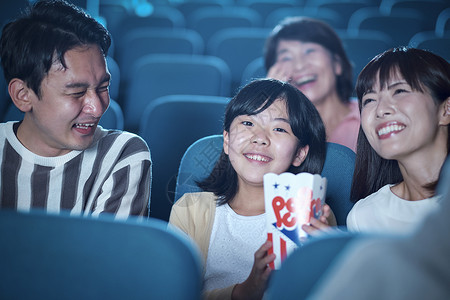 观看电影的观众在电影院笑声高清图片素材