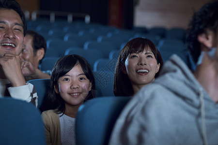 观看电影的观众在电影院女性高清图片素材