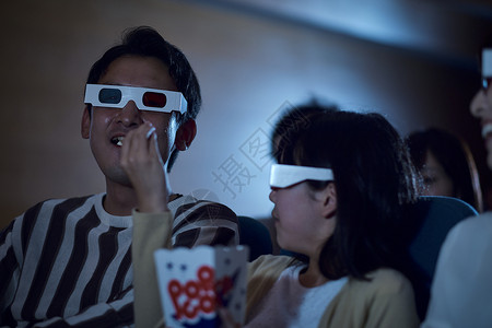 观众观看3d电影快乐的高清图片素材