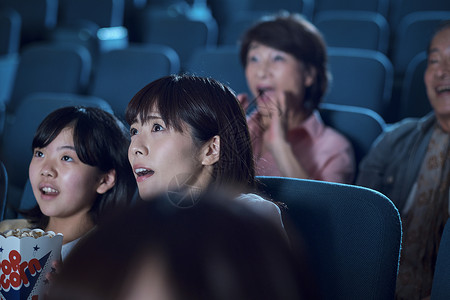 观看电影的观众在电影院家庭高清图片素材