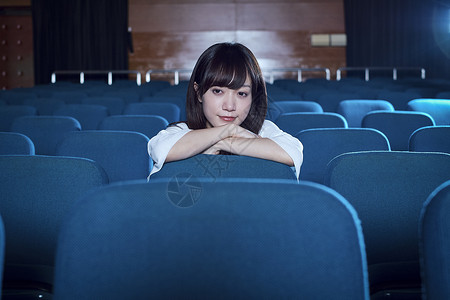 坐在剧院里的女人孤独的高清图片素材