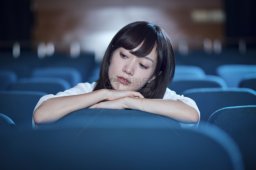 坐在剧院里的女人图片