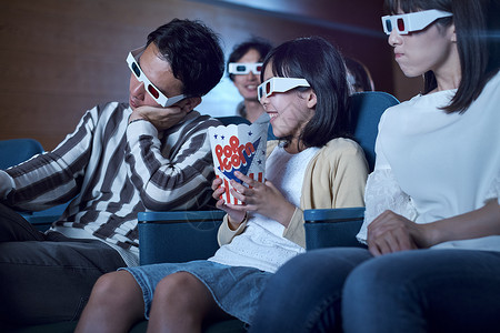 电影院男三维观众观看3d电影幸福高清图片素材