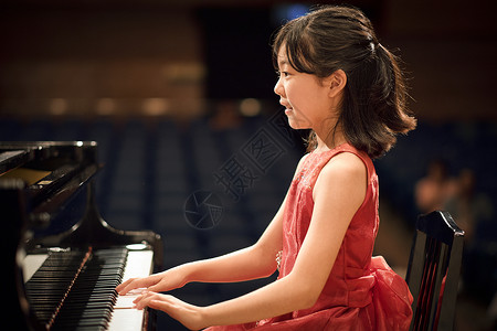 小女孩钢琴演奏高清图片