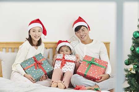圣诞节家庭互送礼物图片