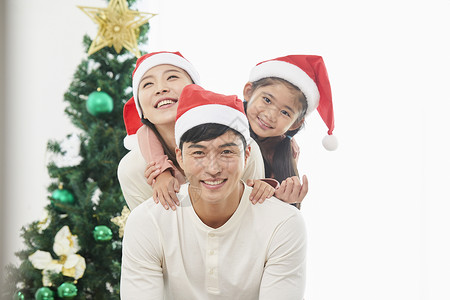家庭圣诞节戴着圣诞帽开心的一家人图片