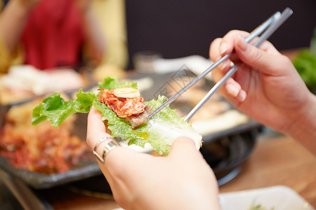 韩式烤肉店海外旅游业吃韩国女孩旅行韩国食品背景